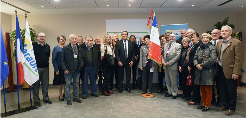 Groupe de remise du drapeau 1